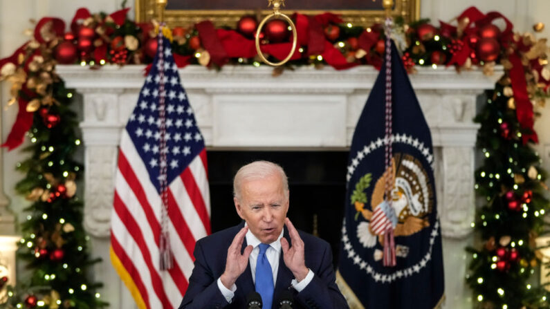 El presidente de los Estados Unidos, Joe Biden, habla sobre la variante omicron del coronavirus en el Comedor Estatal de la Casa Blanca, el 21 de diciembre de 2021 en Washington, DC. (Drew Angerer/Getty Images)