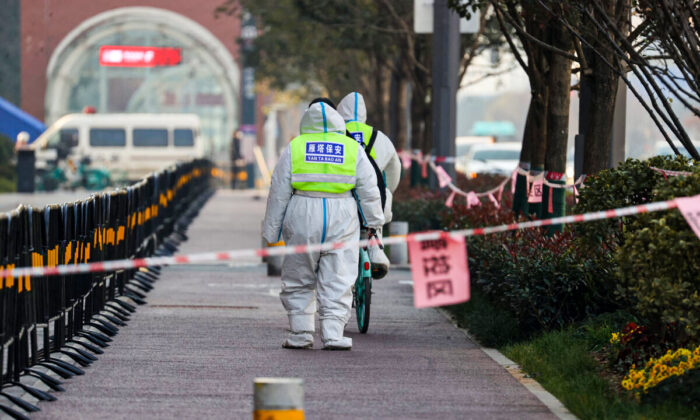 Los guardias de seguridad están caminando en un área que está bajo restricciones luego de un reciente brote de coronavirus en la ciudad de Xi'an, provincia de Shaanxi, China, el 22 de diciembre de 2021. (STR/AFP a través de Getty Images)