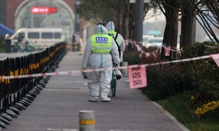Un guardia de seguridad camina por una zona sometida a restricciones tras un reciente brote de coronavirus en la ciudad de Xi'an, provincia de Shaanxi, China, el 22 de diciembre de 2021. (STR/AFP vía Getty Images)
