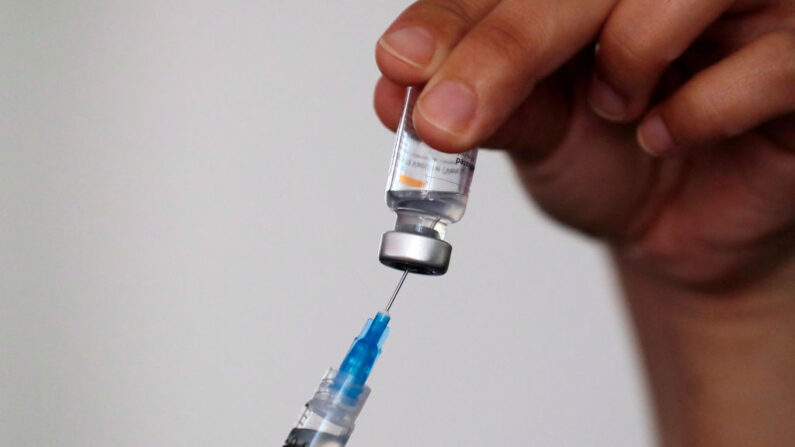 Un trabajador sanitario prepara una dosis de la vacuna Sinovac-CoronaVac contra el COVID-19 en un centro de vacunación en Santiago (Chile), el 23 de diciembre de 2021. (Javier Torres/AFP vía Getty Images)