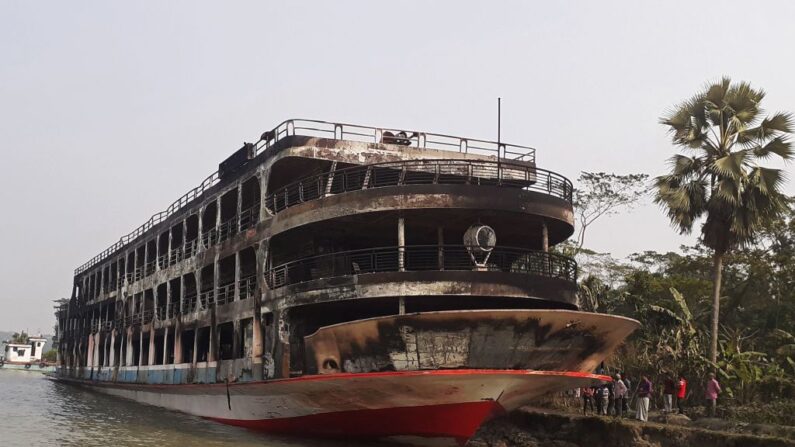 El barco incendiado se ve anclado a lo largo de una costa un día después de que se incendiara matando al menos a 36 personas en Jhalkathi, 250 km (160 millas) al sur de Dhaka (Bangladesh) el 24 de diciembre de 2021. (Arifur Rahman/AFP vía Getty Images)