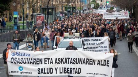 España: Miles de personas se manifiestan en Bilbao contra el pasaporte de vacunas