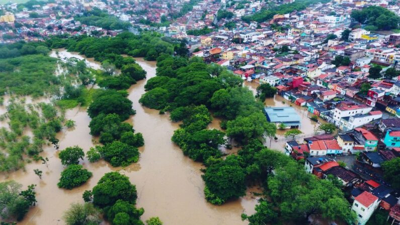 Vista aérea de las inundaciones causadas por las fuertes lluvias en Itapetinga, estado de Bahía, Brasil, el 26 de diciembre de 2021. (Manuella Luana/AFP vía Getty Images)