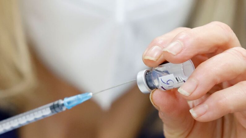 Una enfermera israelí prepara una dosis de la vacuna contra el COVID-19 de Pfizer-BioNTech en el Centro Médico Sheba en Ramat Gan, cerca de Tel Aviv, el 27 de diciembre de 2021, mientras el hospital israelí realizaba un ensayo de la cuarta inyección de la vacuna en voluntarios. (Jack Guez/AFP vía Getty Images)