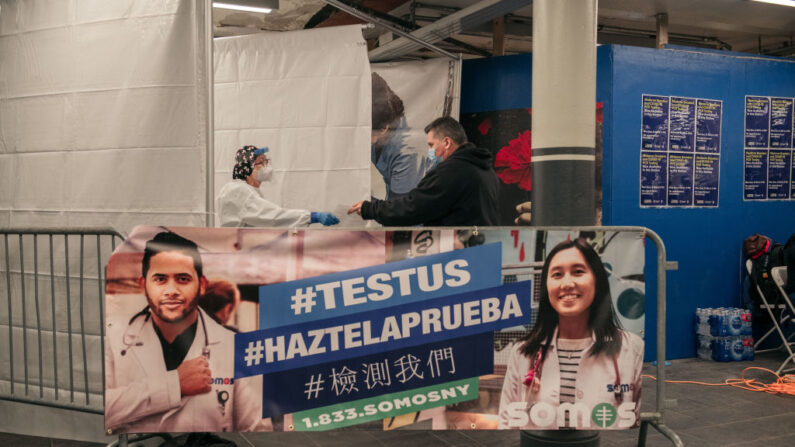 Los empleadores médicos preparan las pruebas de COVID-19 en un nuevo sitio de pruebas dentro de la estación de metro de Times Square el 27 de diciembre de 2021 en la ciudad de Nueva York. (Scott Heins/Getty Images)