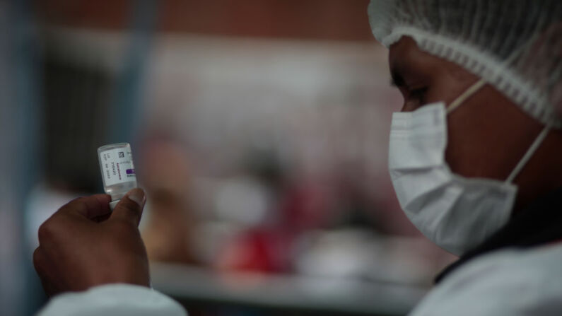 Un trabajador sanitario prepara una dosis de la vacuna AstraZeneca contra el COVID-19 durante la campaña del Buen Samaritano en medio de la pandemia del coronavirus, el 28 de diciembre de 2021, en La Paz, Bolivia. (Gaston Brito/Getty Images)