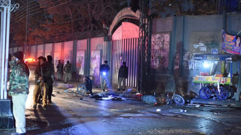 Policías buscan pruebas en el lugar de la explosión de una bomba en Quetta (Pakistán) el 30 de diciembre de 2021. (Banaras Khan/AFP vía Getty Images)
