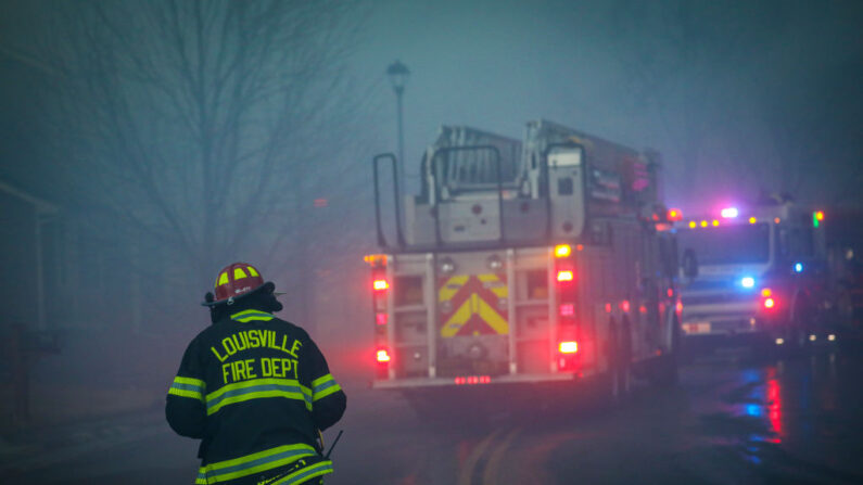 Un bombero de Louisville camina entre el humo y la bruma después de que un incendio forestal de rápido movimiento arrasara la zona en el barrio de Centennial Heights de Louisville, Colorado (EE.UU.), el 30 de diciembre de 2021. (Marc Piscotty/Getty Images)