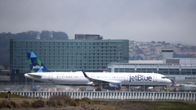 Un avión de JetBlue Airways despega del Aeropuerto Internacional de San Francisco el 28 de julio de 2020 en San Francisco, California. (Justin Sullivan/Getty Images)