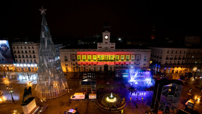 La plaza de la Puerta del Sol se ve vacía de público en Nochevieja durante la pandemia de covid-19 el 31 de diciembre de 2020 en Madrid, España. (Pablo Blazquez Dominguez/Getty Images)