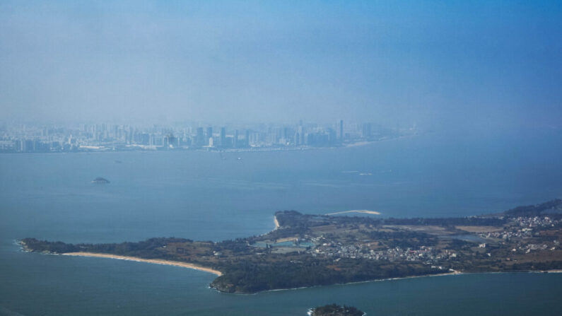Una vista del mar de China Meridional entre la ciudad de Xiamen en China, en la lejanía, y las islas de Kinmen en Taiwán, en primer plano, el 2 de febrero de 2021, desde el espacio aéreo sobre Kinmen, Taiwán. (An Rong Xu/Getty Images)