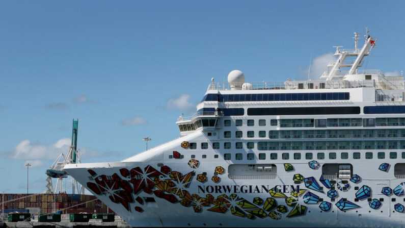 El Norwegian Gem, un crucero propiedad de Norwegian Cruise Line Holdings, está amarrado en PortMiami el 09 de agosto de 2021 en Miami, Florida. (Joe Raedle/Getty Images)