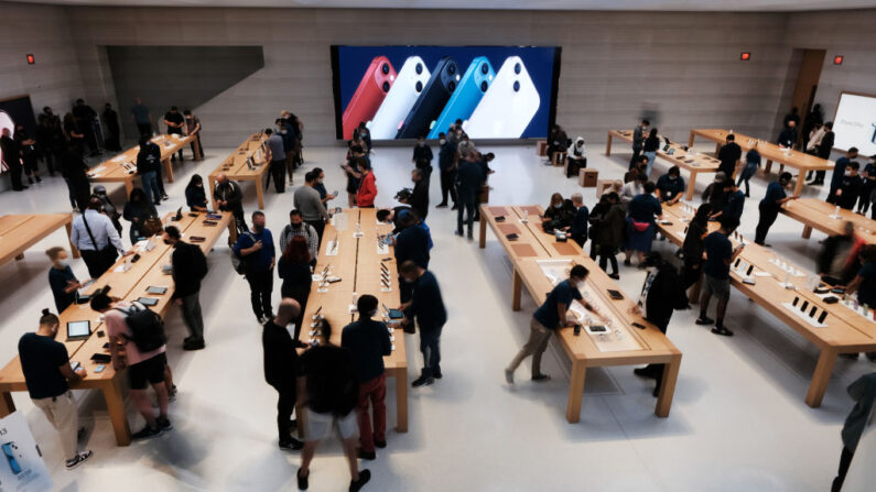 La gente compra en la Apple Store de la Quinta Avenida durante el lanzamiento de los nuevos iPhone 13 y iPhone 13 Mini de Apple el 24 de septiembre de 2021 en la ciudad de Nueva York (EE.UU.). (Spencer Platt/Getty Images)