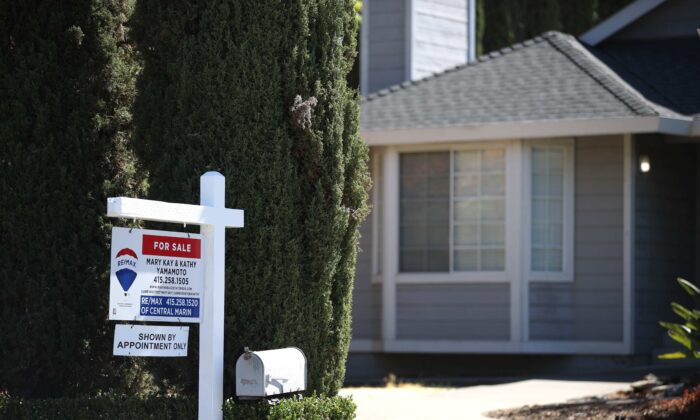 Se coloca un letrero frente a una casa en venta en San Rafael, California, el 28 de septiembre de 2021. (Justin Sullivan/Getty Images)