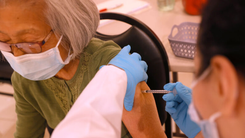 Administran una vacuna de refuerzo Pfizer COVID-19 en el brazo de Chen Knifsend en una clínica de refuerzo de vacunación el 01 de octubre de 2021 en San Rafael, California. (Justin Sullivan/Getty Images)