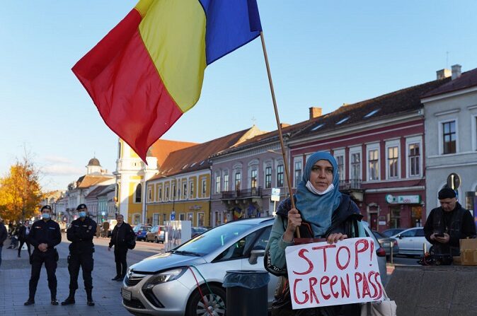Una mujer sostiene una pancarta que dice "Detengan el Pase Verde" durante una protesta contra las restricciones el 23 de octubre de 2021 en Cluj-Napoca, Rumanía. (Andreea Campeanu/Getty Images)