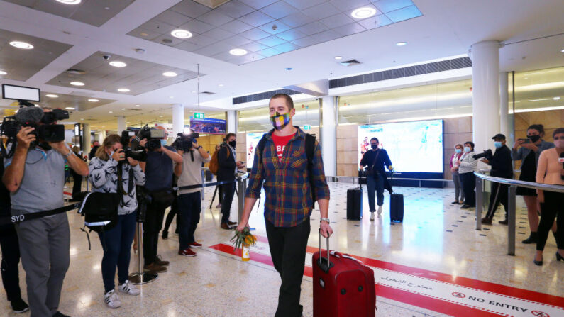 Un pasajero llega al Aeropuerto Internacional de Sídney el 01 de noviembre de 2021 en Sídney, Australia. (Lisa Maree Williams/Getty Images)