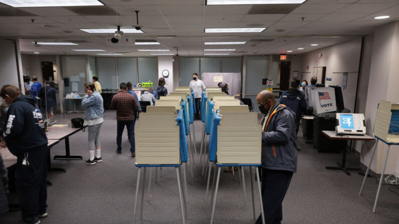 Los votantes emiten sus votos en el Centro de Gobierno del Condado de Fairfax el 2 de noviembre de 2021 en Fairfax, Virginia. (Chip Somodevilla/Getty Images)
