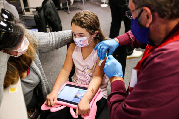 Una niña recibe la vacuna anti-COVID de Pfizer-BioNTech en el Centro Gubernamental del Condado de Fairfax, en Annandale, Virginia, el 4 de noviembre de 2021. (Chip Somodevilla/Getty Images)