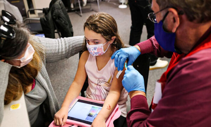 Una niña recibe la vacuna anti-COVID de Pfizer-BioNTech en el Centro de Gobierno del Condado de Fairfax, en Annandale, Virginia, el 4 de noviembre de 2021. (Chip Somodevilla/Getty Images)
