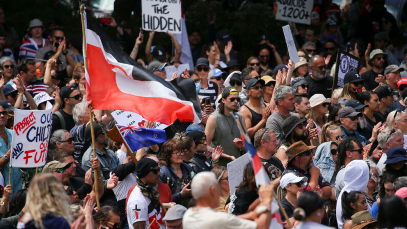 Los manifestantes se reúnen durante una protesta contra las restricciones de covid-19 y la vacunación obligatoria de la Freedom & Rights Coalition en el Parlamento el 09 de noviembre de 2021 en Wellington, Nueva Zelanda. (Hagen Hopkins/Getty Images)