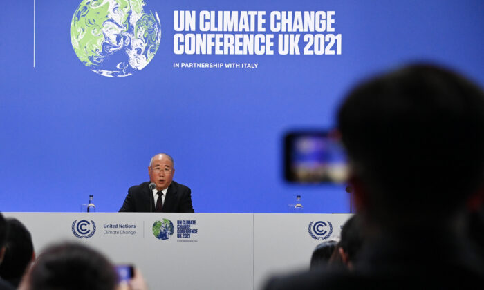 El enviado especial de China para el clima, Xie Zhenhua, habla durante una declaración conjunta de China y EE.UU. sobre la acción climática de la década de 2020 el 10 de noviembre de 2021 en Glasgow, Escocia. (Jeff J Mitchell/Getty Images)