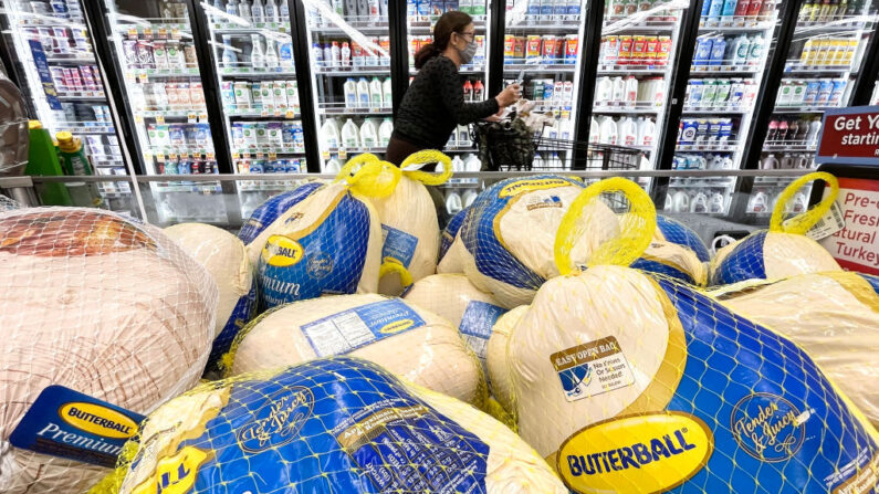 Un comprador pasa por delante de pavos expuestos a la venta en una tienda de comestibles antes de la fiesta de Acción de Gracias el 11 de noviembre de 2021 en Los Ángeles, California.(Mario Tama/Getty Images)