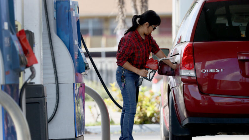 Una cliente bombea gasolina a su vehículo en una gasolinera, el 22 de noviembre de 2021, en Miami, Florida. (Joe Raedle/Getty Images)