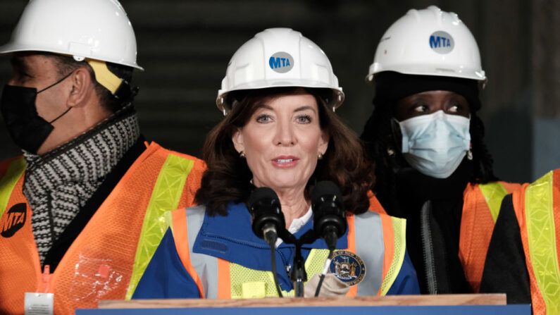 La gobernadora de Nueva York, Kathy Hochul, recorre un túnel que se está construyendo en el proyecto del metro de la Segunda Avenida el 23 de noviembre de 2021 en la ciudad de Nueva York. (Spencer Platt/Getty Images)