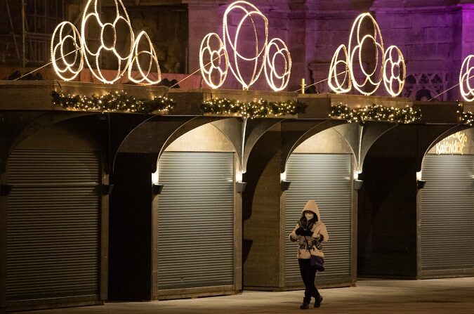 Una persona pasa por delante de los puestos cerrados del mercado de Navidad en Stephansplatz en el tercer día de un cierre temporal a nivel nacional durante la cuarta ola de la nueva pandemia de coronavirus el 24 de noviembre de 2021, en Viena, Austria. (Thomas Kronsteiner/Getty Images)