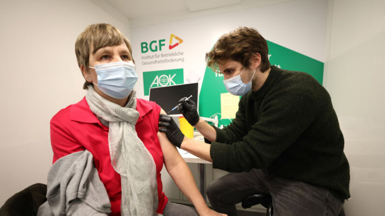 Personal médico administra vacunas contra el COVID-19 en un autobús de vacunación móvil durante la cuarta oleada de la nueva pandemia de coronavirus el 26 de noviembre de 2021 en Wesel, Alemania. (Andreas Rentz/Getty Images)