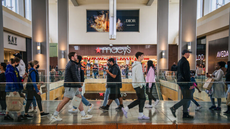 La gente compra en el centro comercial The Galleria durante el Viernes Negro el 26 de noviembre de 2021 en Houston, Texas (EE.UU.). (Brandon Bell/Getty Images)