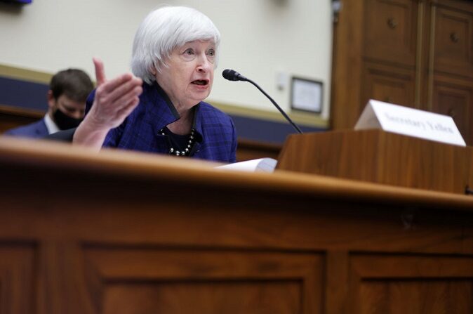 La secretaria del Tesoro de Estados Unidos, Janet Yellen, testifica durante una audiencia ante el Comité de Servicios Financieros de la Cámara de Representantes en el Capitolio el 1 de diciembre de 2021 en Washington, DC. (Alex Wong/Getty Images)