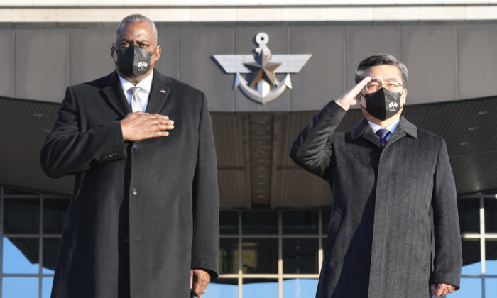 El secretario de Defensa de EE. UU., Lloyd Austin, saluda junto con el ministro de Defensa de Corea del Sur, Suh Wook, durante una ceremonia de bienvenida de la Guardia de Honor antes de la 53.ª Reunión Consultiva de Seguridad (SCM) en el Ministerio de Defensa en Seúl, el 2 de diciembre de 2021. (Ahn Young-Joon - Pool/Getty Images)