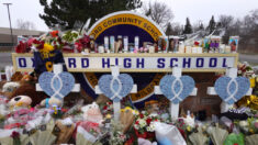 Autoridades buscan a los padres del presunto autor de tiroteo en la escuela de Michigan