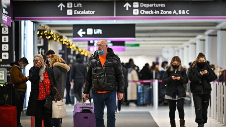 Los pasajeros son vistos en el aeropuerto de Edimburgo (Escocia, Reino Unido) el 06 de diciembre de 2021. (Jeff J Mitchell/Getty Images)