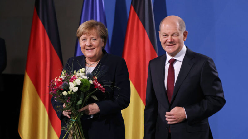El nuevo canciller alemán Olaf Scholz (d) y la excanciller alemana Angela Merkel posan para una foto durante el traspaso oficial del cargo en la Cancillería el 08 de diciembre de 2021 en Berlín, Alemania. (Sean Gallup/Getty Images)