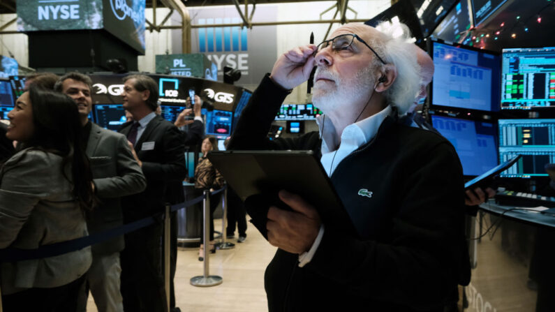 Los comerciantes trabajan en la sala de la Bolsa de Valores de Nueva York (NYSE) el 8 de diciembre de 2021 en la ciudad de Nueva York. (Spencer Platt / Getty Images)