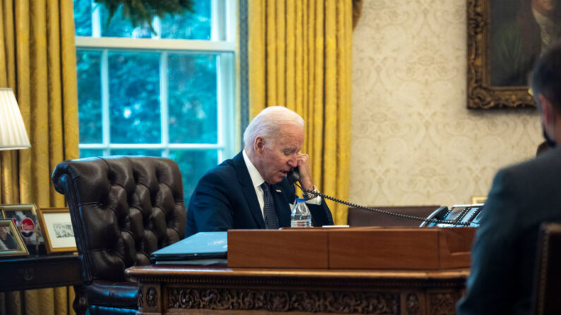 El presidente estadounidense Joe Biden habla por teléfono con el presidente ucraniano, Volodymyr Zelensky, desde la Oficina Oval de la Casa Blanca, el 9 de diciembre de 2021, en Washington, D.C. (Doug Mills-Pool/Getty Images)