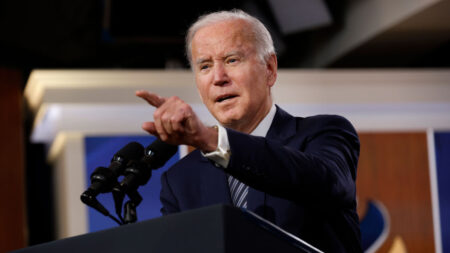 Biden planea desplegar a militares y distribuir 500 millones de pruebas ante ola de ómicron