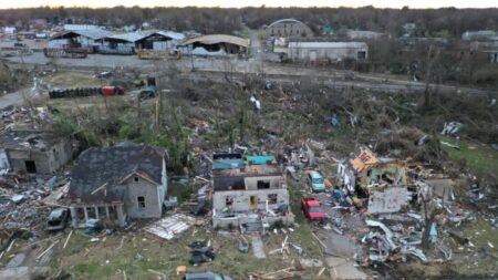 Número de muertos por tornado de Kentucky se eleva a 77, el último fallecido es un bebé