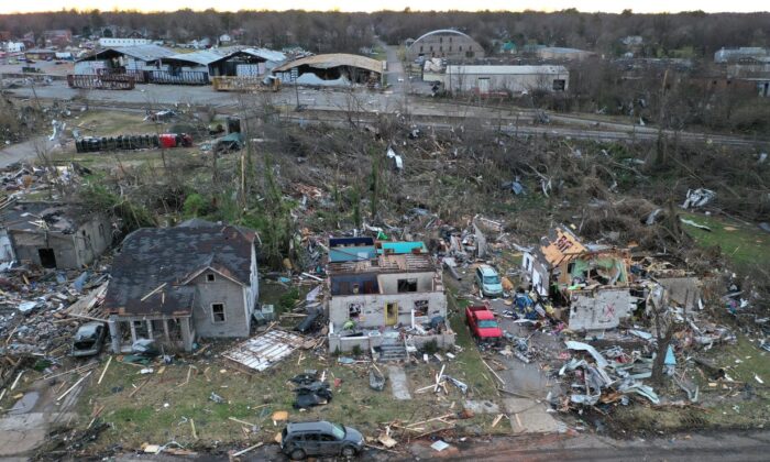 Una vista aérea de casas y negocios destruidos por un enjambre de tornados el 11 de diciembre de 2021 en Mayfield, Kentucky. (Scott Olson/Getty Images)
