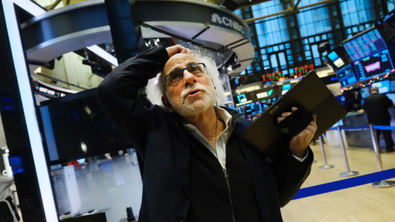 El operador de bolsa Peter Tuchman trabaja en el parqué de la Bolsa de Nueva York (NYSE) el 13 de diciembre de 2021 en la ciudad de Nueva York. (Spencer Platt/Getty Images)