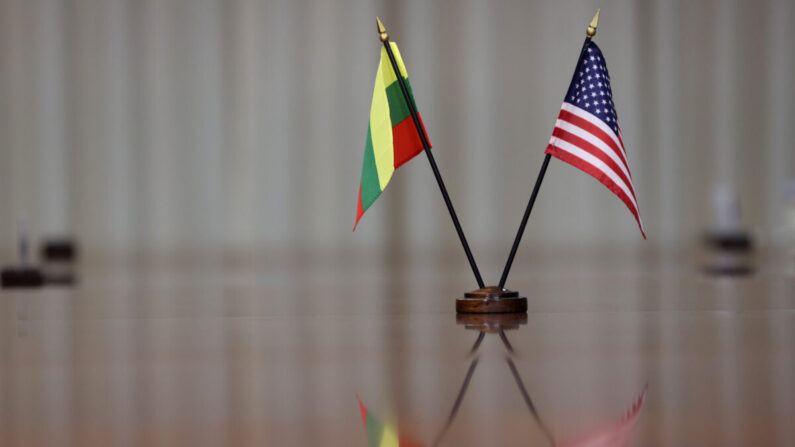 Las banderas de Estados Unidos y Lituania sobre la mesa durante una reunión entre el ministro de Defensa, Arvydas Anusauskas, y el secretario de Defensa de Estados Unidos, Lloyd Austin, en el Pentágono en Arlington, Virginia, el 13 de diciembre de 2021. (Alex Wong/Getty Images)