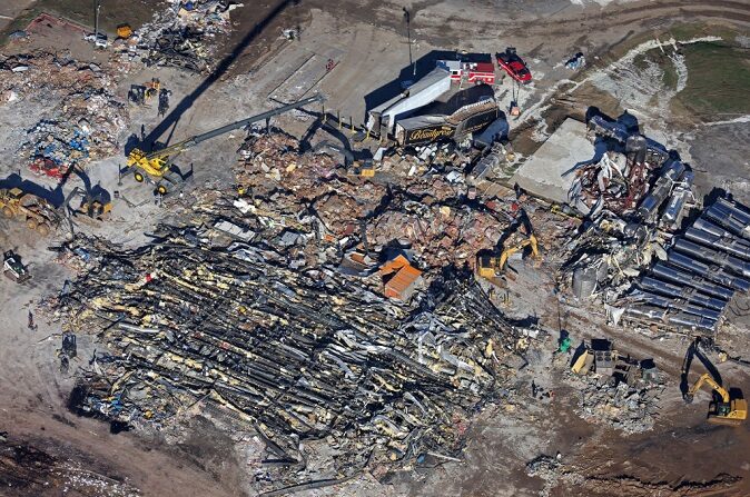 En esta vista aérea, los equipos despejan los escombros de la fábrica de velas Mayfield Consumer Products después de que fuera destruida por un tornado tres días antes, el 13 de diciembre de 2021 en Mayfield, Kentucky. (Scott Olson/Getty Images)