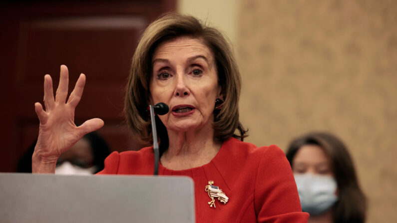 La presidenta de la Cámara de Representantes, Nancy Pelosi (D-CA) , habla en una conferencia de prensa en el edificio del Capitolio de los Estados Unidos el 14 de diciembre de 2021 en Washington, DC. (Anna Moneymaker/Getty Images)