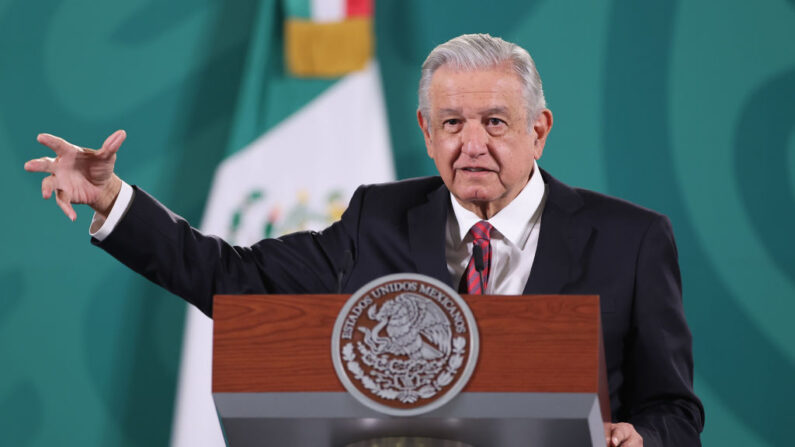 El presidente de México, Andrés Manuel López Obrador, habla en conferencia diaria en el Palacio Nacional el 16 de diciembre de 2021 en la Ciudad de México, México. (Héctor Vivas/Getty Images)