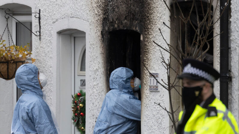 Agentes forenses en el lugar de un incendio de una casa que se cobró la vida de cuatro niños el 17 de diciembre de 2021 en Sutton, Inglaterra. (Dan Kitwood/Getty Images)