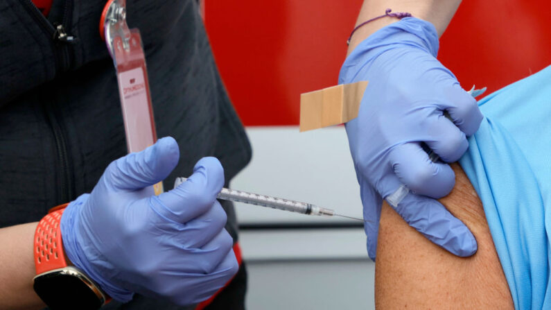 Aplican una vacuna en una clínica de vacunación de COVID-19 en el Hustler Club de Larry Flynt el 21 de diciembre de 2021 en Las Vegas, Nevada. (Ethan Miller/Getty Images)