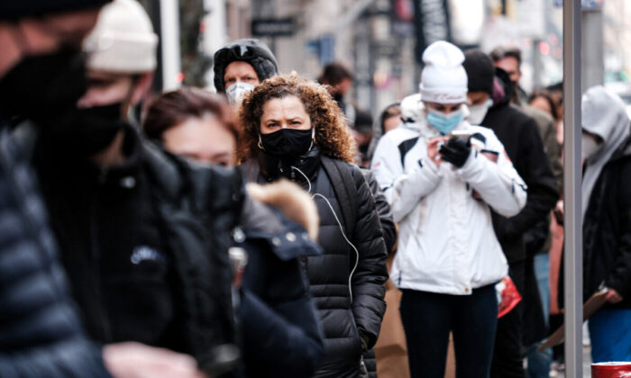 La gente hace largas filas en Manhattan para hacerse la prueba de COVID-19, en la ciudad de Nueva York, el 22 de diciembre de 2021. (Spencer Platt/Getty Images)
